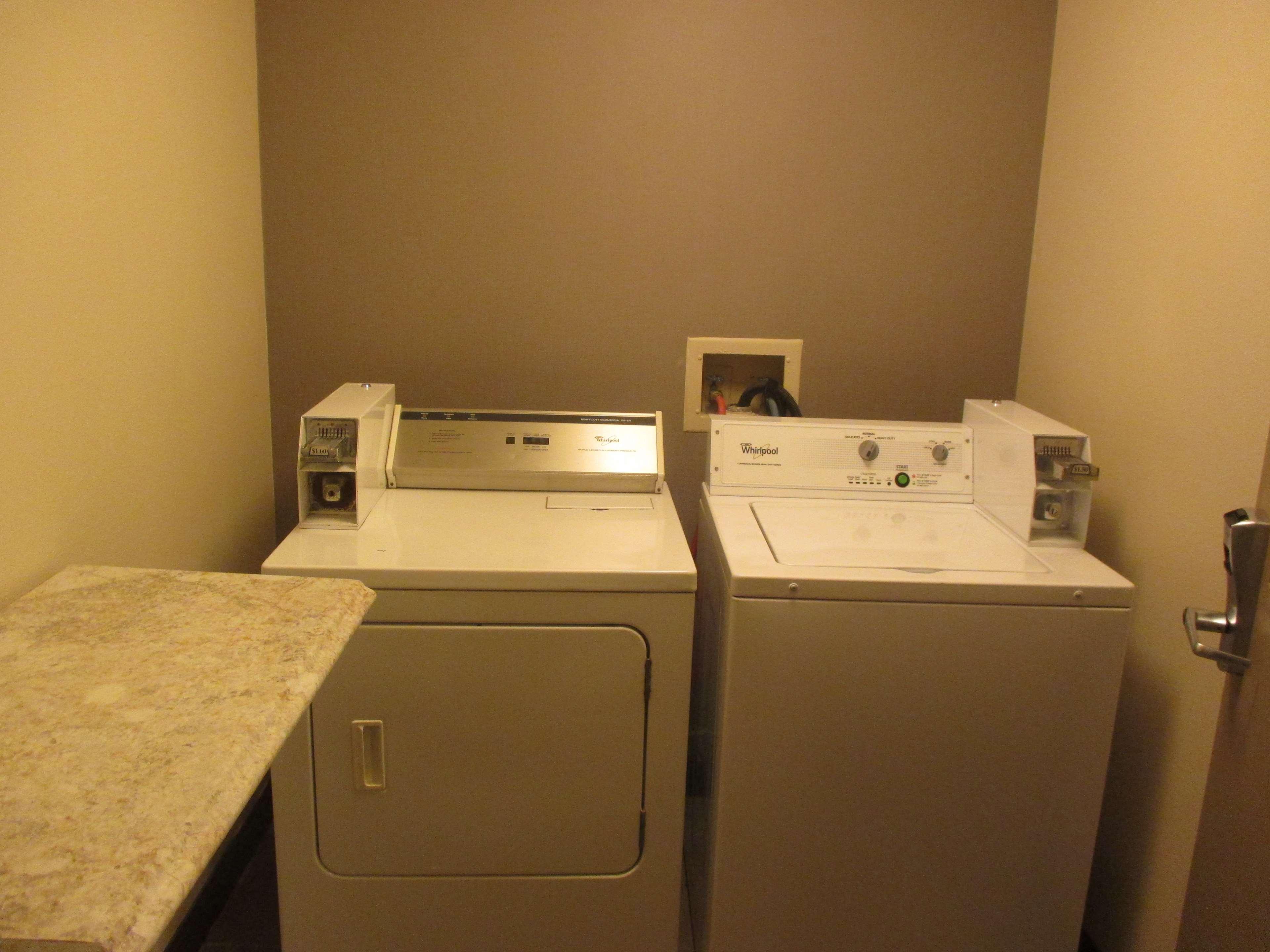 Best Western Harvest Inn & Suites Grand Forks Esterno foto