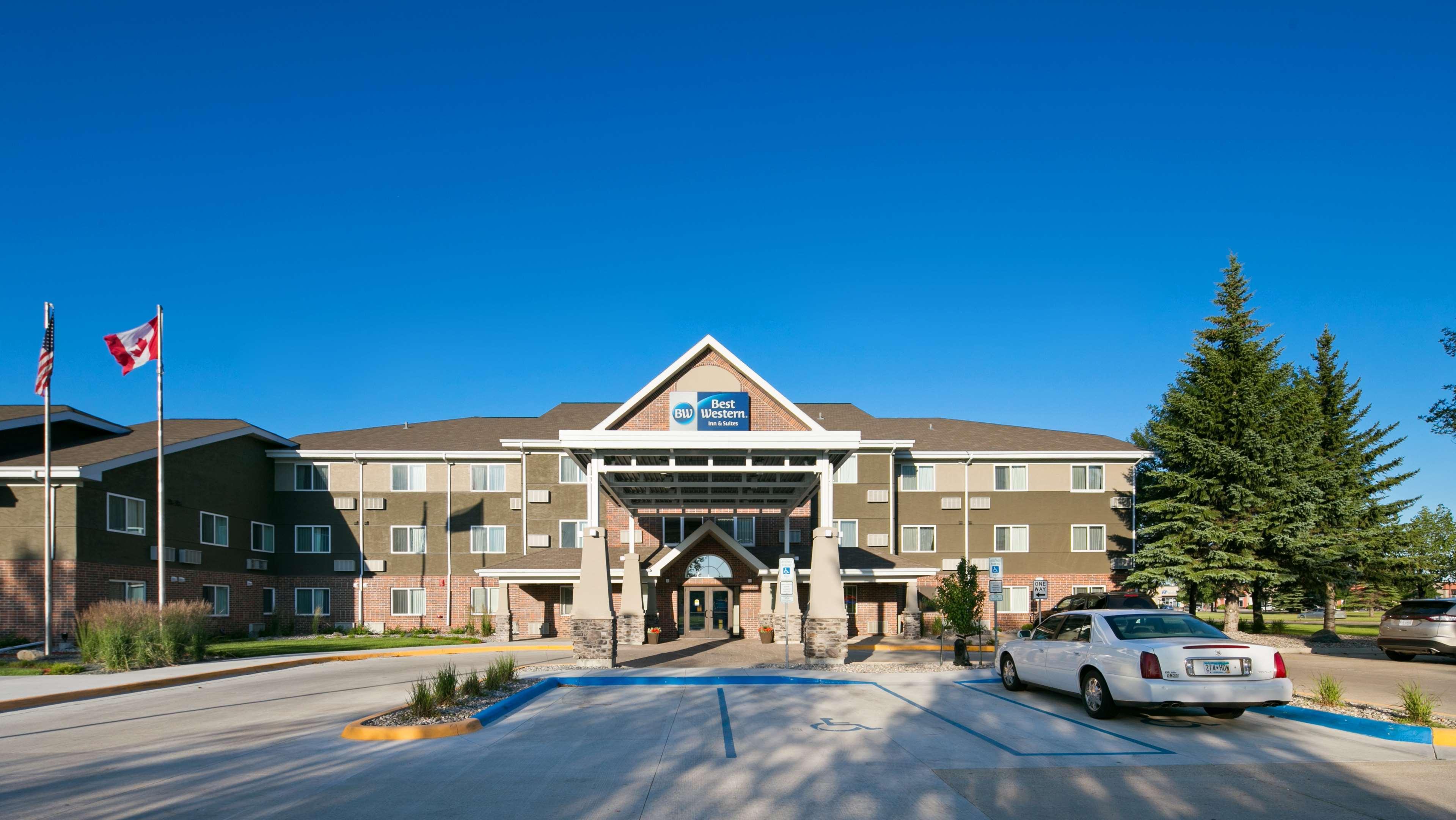 Best Western Harvest Inn & Suites Grand Forks Esterno foto