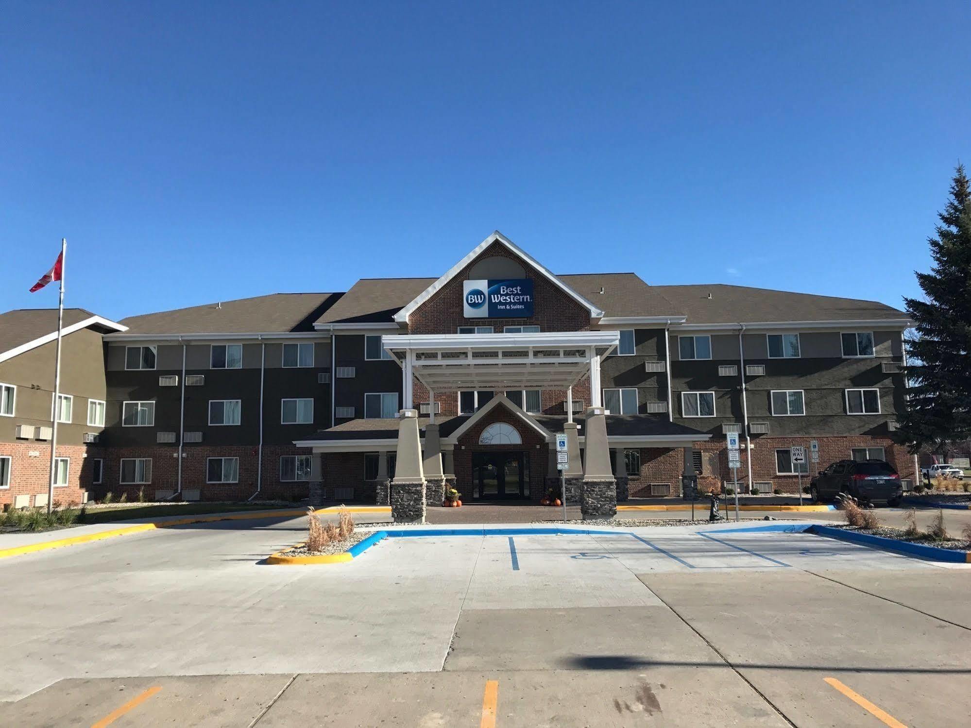 Best Western Harvest Inn & Suites Grand Forks Esterno foto