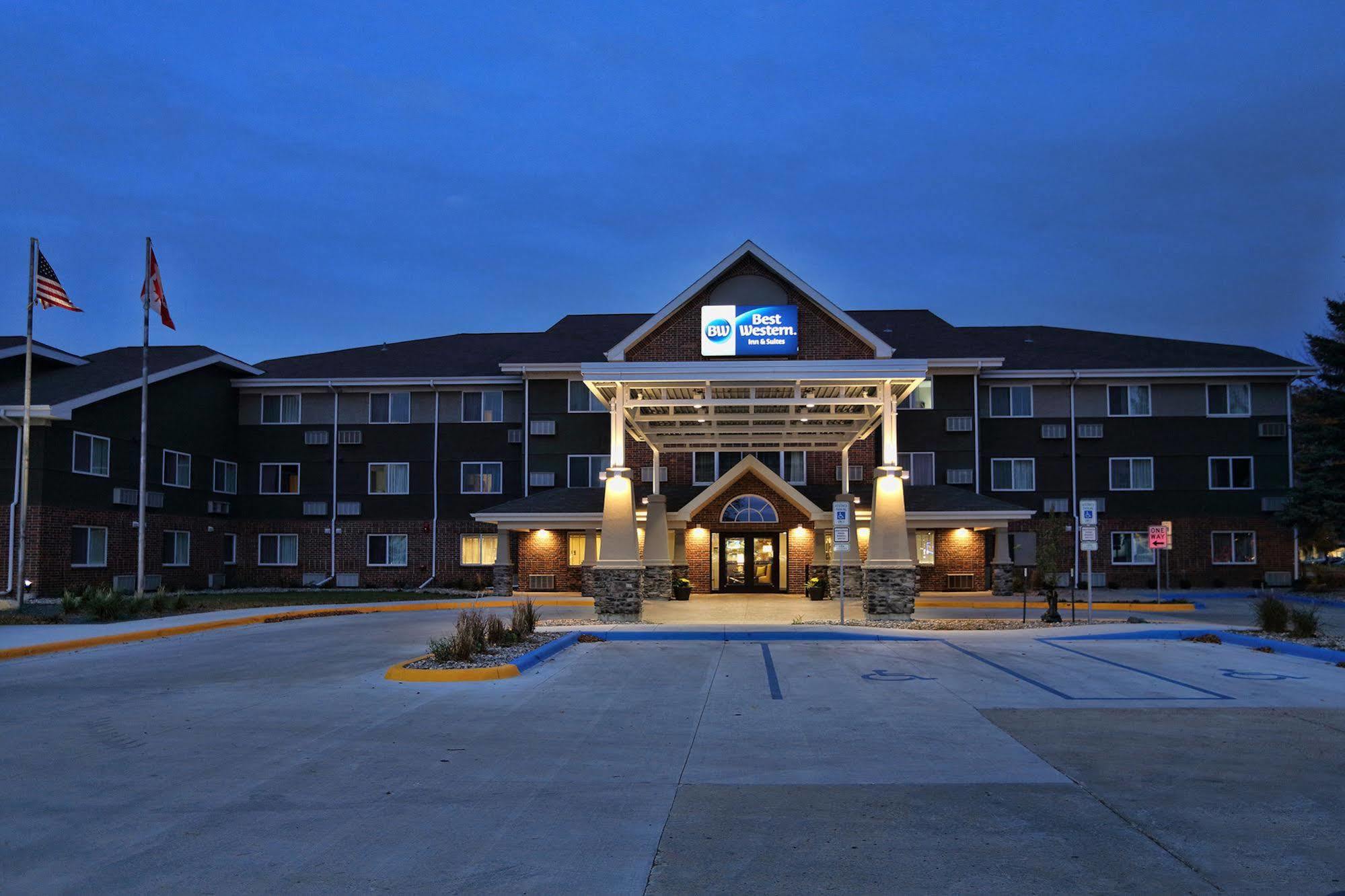 Best Western Harvest Inn & Suites Grand Forks Esterno foto